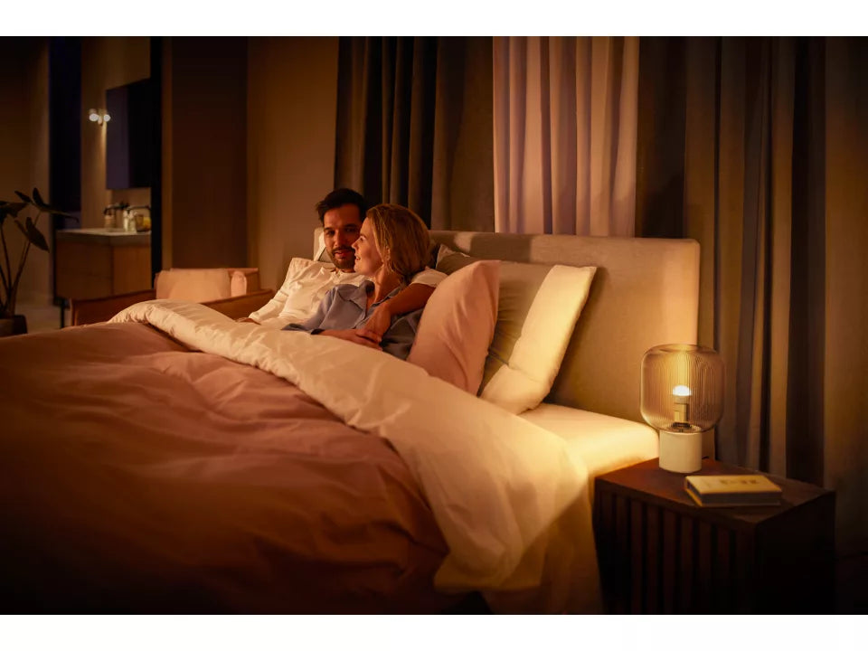 Philips Hue E14 Luster Globe - White Ambience in bed