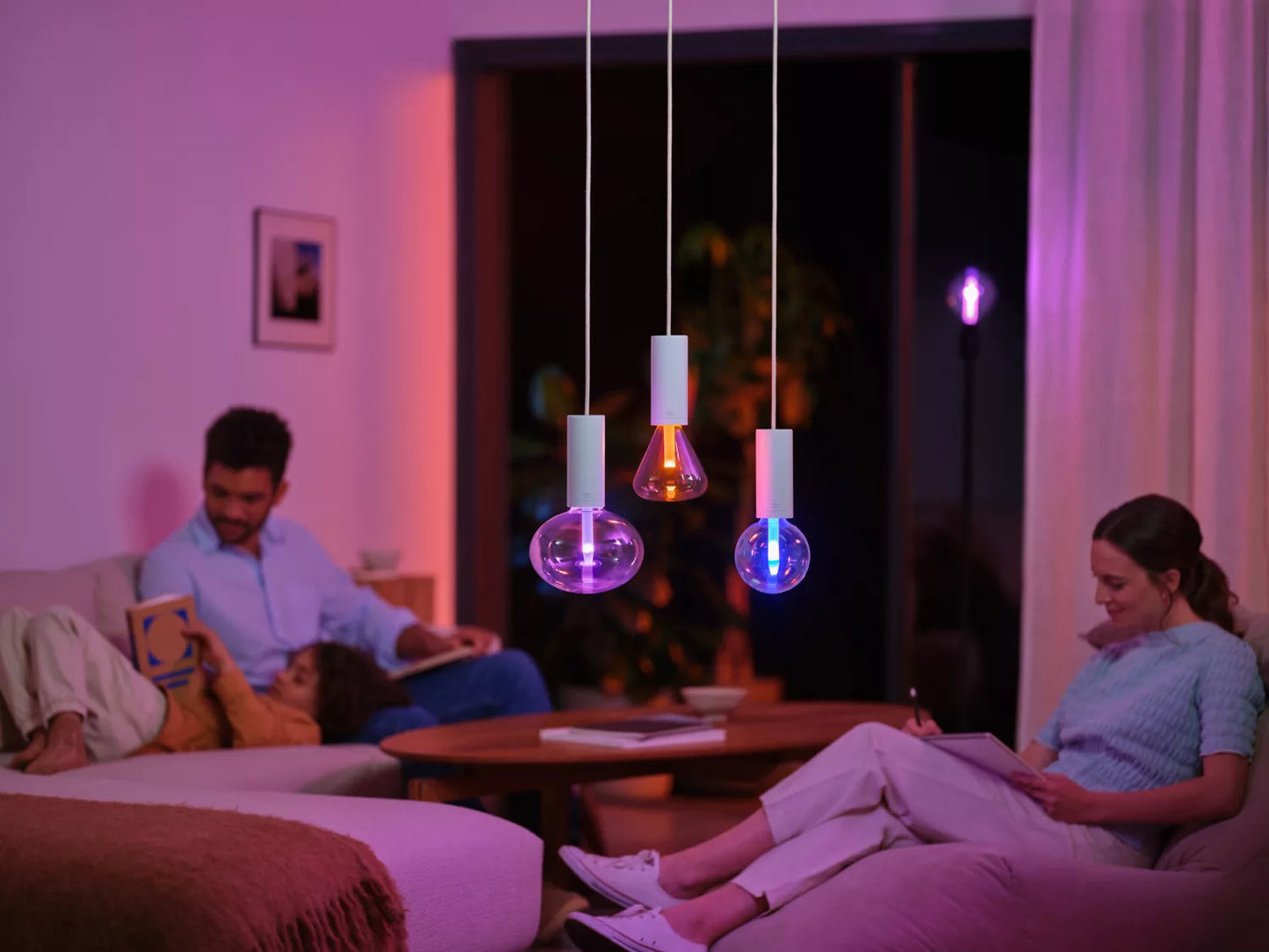 Philips Hue Lightguide Colour Triangle Globe E27 people