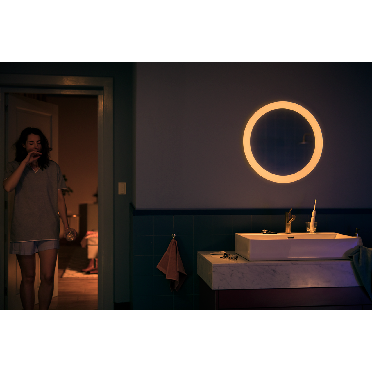 Philips Hue Adore Bathroom Mirror Light - White night