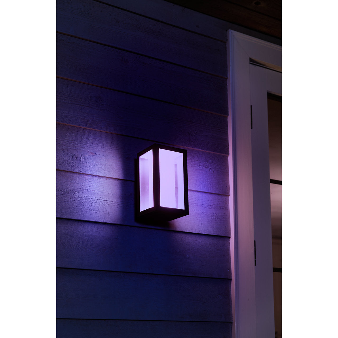 Hue Impress wall latern set to purple