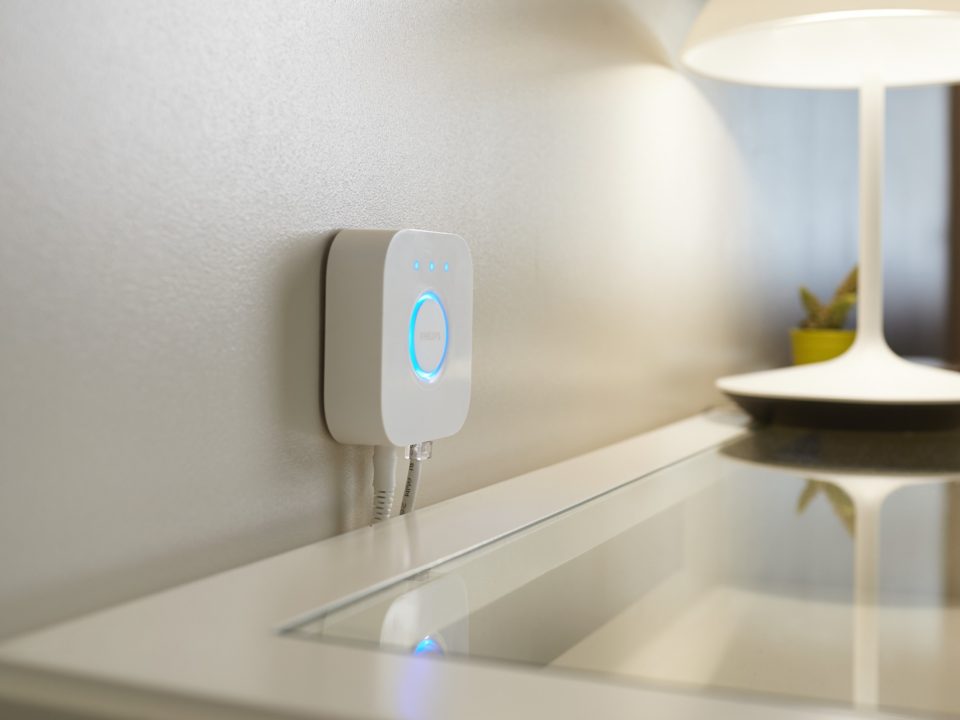Philips Hue Lily Outdoor - Starter Kit brdige on wall